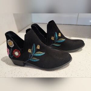 Indigo Rd. Embroidered Black Ankle Boots | Size 6